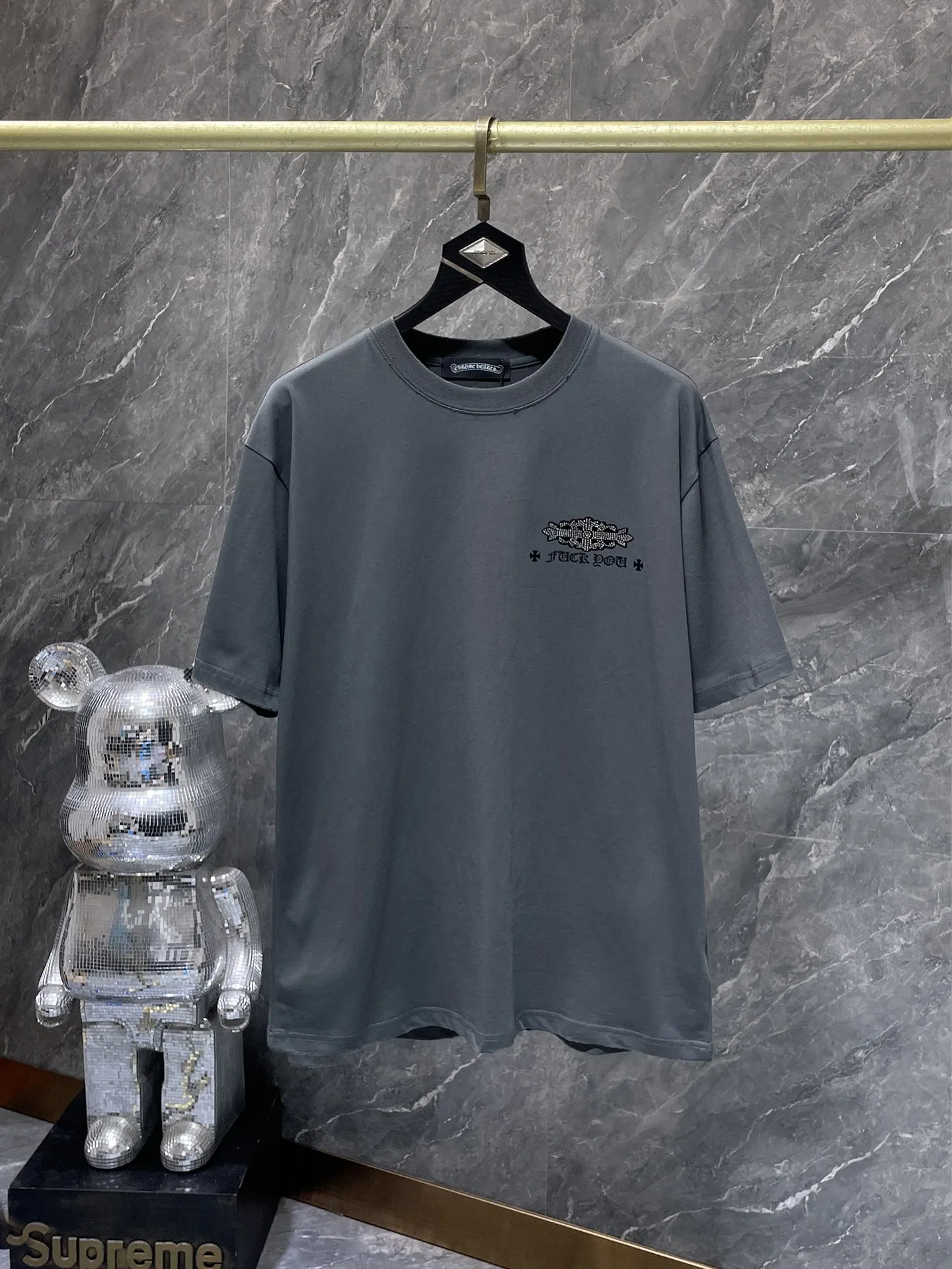 P170 New Chrome Hearts 25ss engraved film hot diamond version High weight environmentally friendly high-quality top fabric 280g Heavy hot diamond horseshoe Sanskrit letter cross short sleeves counter synchronization 1:1 replica version Recommended color: black white code number: S, M, L, X